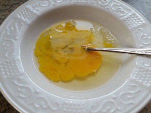 Zuerst musst du ein Ei glattrühren. Das geht am besten, indem du es so lange mit einer Gabel "schlägst"....