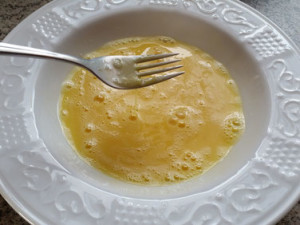 ... bis es so aussieht. Das Eiweiss sollte keine Fäden mehr ziehen.