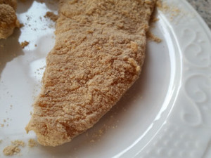 Nach gründlichem Wälzen sieht es dann so aus. Für eine dünnere Panade reicht es aus, die Filets nur kurz zu wälzen.
