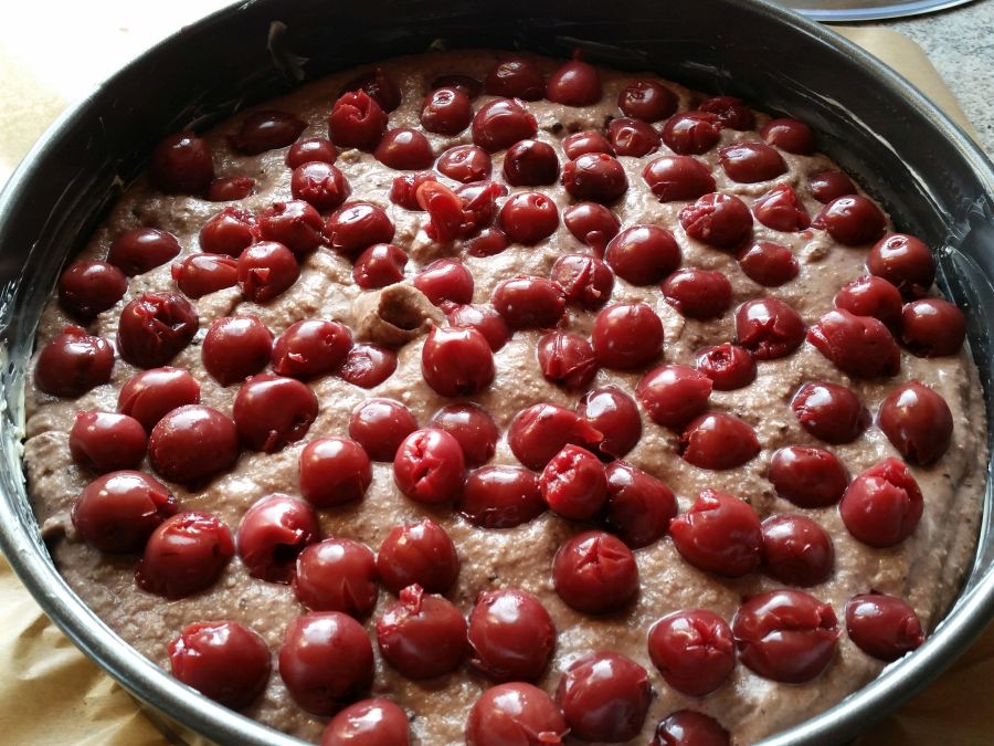 Dr. Almond Kirschli-Kuchen vor dem Backen. Die Kirschen ein bisschen in den Teig eindrücken.