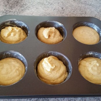 Die Backform (hier eine Jumbo-Muffinform) gut einfetten und den Teig einfüllen.