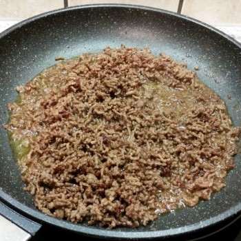 Das Hackfleisch mit der Zwiebel fein krümelig anbraten, nach Belieben würzen und etwas abkühlen lassen.