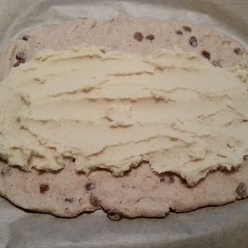 mit der Marzipan- oder der Mohnfüllung bestreichen und dabei ca. 3 cm auf der Längsseite aussparen.