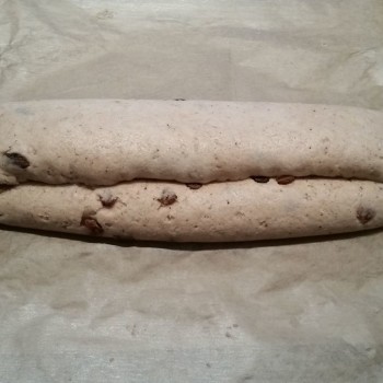 und danach eine der Seiten über die Mitte falten. Die Enden des Stollens gut verschließen