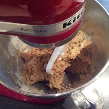 ...und die gesamte Backmischung unter ständigem Rühren zugeben. Die Mischung ist zunächst noch sehr flüssig ...