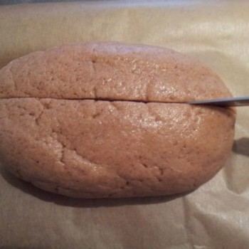 ... und den fertigen Laib auf ein mit Backpapier ausgelegtes Backblech oder Backrost legen. Dann mit einem Messer einschneiden ...