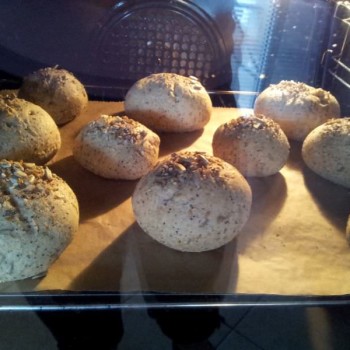 ... gehen Sie im Ofen besonders schön hoch. Die Weltmeisterbrötchen auf diesem Bild haben wir noch zusätzlich mit einer Körnermischung bestreut (optional, nicht in der Packung enthalten). Die Backzeit ist etwas kürzer als bei den Broten.