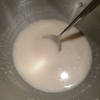 ... und alles solange verrühren bis die Hefe aufgelöst ist.