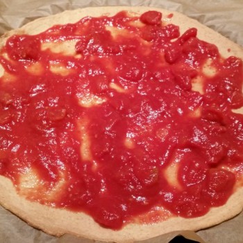 Mit Tomatensauce bestreichen...