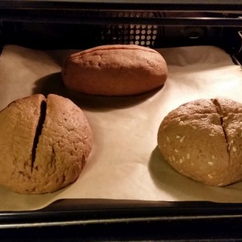 3 geht übrigens auch :-) Die Backzeit erhöht sich beim Backen mit Umluft nicht.