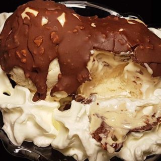 Snickers-Eis Erdnuss Karamell Schokosauce low-carb Eiscreme Protein-Eis Proteineis