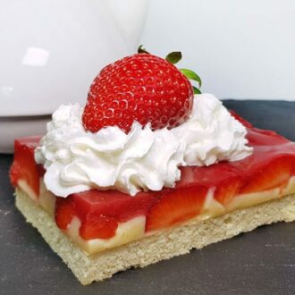 Rezept Fruchtiger Pudding Kuchen mit Erdbeeren und Joghurt-Boden low carb glutenfrei