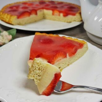 REZEPT Erdbeerboden mit Vanillepudding & samtigem Erdbeerguss low carb glutenfrei