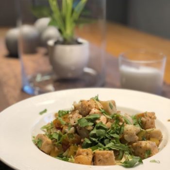 Lachs auf Nudeln mit Orangen-Gemüse-Sugo