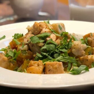 Lachs auf Nudeln mit Orangen-Gemüse-Sugo