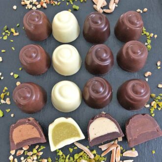 Choketo Low Carb & Keto Pralinés BUNTER MIX Großpackung mit 12 gefüllten, handgemachten Pralinen - Schokolade & Füllungen ohne Zuckerzusatz – xylitfrei