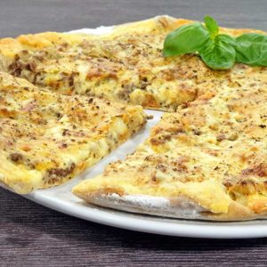 Rezept-Weisse-Hackfleischpizza-mit-Creme-Fraiche-Koriander-Sauce-low-carb-glutenfrei