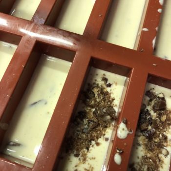 Rezept Schokoladenriegel weiß mit karamellisierten Pekannüssen lowcarb