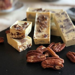 Rezept Schokoladenriegel weiß mit karamellisierten Pekannüssen lowcarb