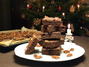 Low Carb Glutenfrei Rezept Saftiger Rotweinkuchen für Chocaholics mit fruchtigem Pekan-Karamellguss