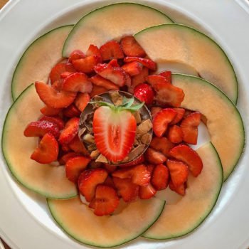 Rezept Joghurt Panna Cotta mit Schoko-Kokos-Knusper und marinierten Erdbeeren lowcarb glutenfrei