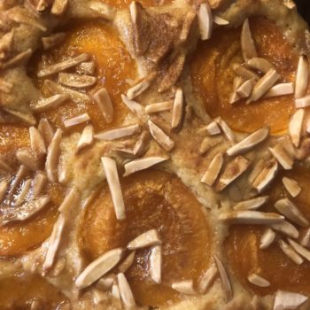 Aprikosen mit einer Kruste aus Mandeln und Karamelltraum - gebettet in einen Rührteig mit Eierlikör-Flavour! Sooo lecker! Ein Stück des Kuchens hat NUR 221kcal und 8g KH - genial oder? Trotz Früchte!