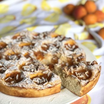 Aprikosen mit einer Kruste aus Mandeln und Karamelltraum - gebettet in einen Rührteig mit Eierlikör-Flavour! Sooo lecker! Ein Stück des Kuchens hat NUR 221kcal und 8g KH - genial oder? Trotz Früchte!