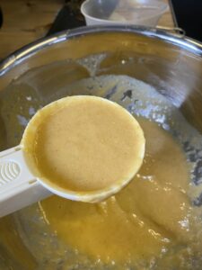 Auf mittlerer Hitze ganz sachte anbacken lassen, bis sich oben kleine Bläschen bilden.