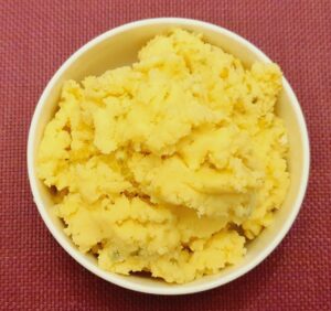 Den Teig 15 Minuten entspannen lassen.