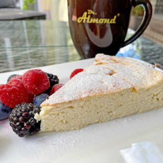 Total fluffiger Käsekuchen mit Fluff aus unserem Fluffzauber - himmlich flaumig! Pro Stück NUR 3g Kohlenhydrate, nur 103kal und satte 13g Protein.