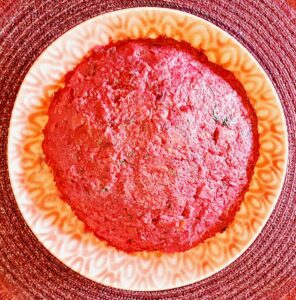 Die Roten Rüben-Mischung, Gewürze, Zitrusfaser, gerieben Käse hinzufügen und durchmischen.