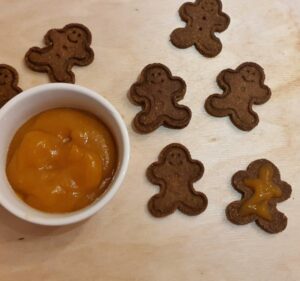Weihnachtliche Lebkuchenplätzchen mit Orangencreme gefüllt. Pro Stück nur 1g Kohlenhydrate.