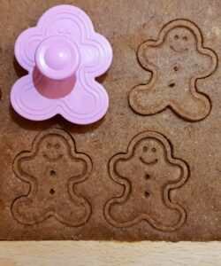 Weihnachtliche Lebkuchenplätzchen mit Orangencreme gefüllt. Pro Stück nur 1g Kohlenhydrate.