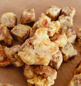 Herzhafter Schmarrn aus low carb Brotresten. Pro Portion nur 4g Kohlenhydrate.