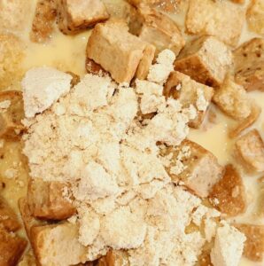 Herzhafter Schmarrn aus low carb Brotresten. Pro Portion nur 4g Kohlenhydrate.