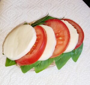 Rezept Tomaten Mozzarella Burger mit Tomaten Brioche Bun low-carb keto glutenfrei