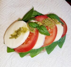 Rezept Tomaten Mozzarella Burger mit Tomaten Brioche Bun low-carb keto glutenfrei