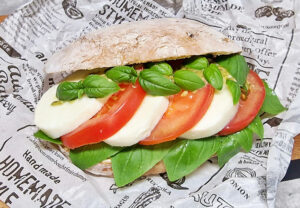 Rezept Tomaten Mozzarella Burger mit Tomaten Brioche Bun low-carb keto glutenfrei