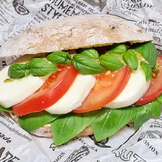 Rezept Tomaten Mozzarella Burger mit Tomaten Brioche Bun low-carb keto glutenfrei