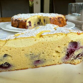 Ratz fatz in 15 Minuten im Ofen. Dieser leckere Früchte Quark Kuchen ist optisch wirklich schön und super saftig. Man kann Beeren nach Belieben verwenden. Pro Stück nur 5g Kohlenhydrate.